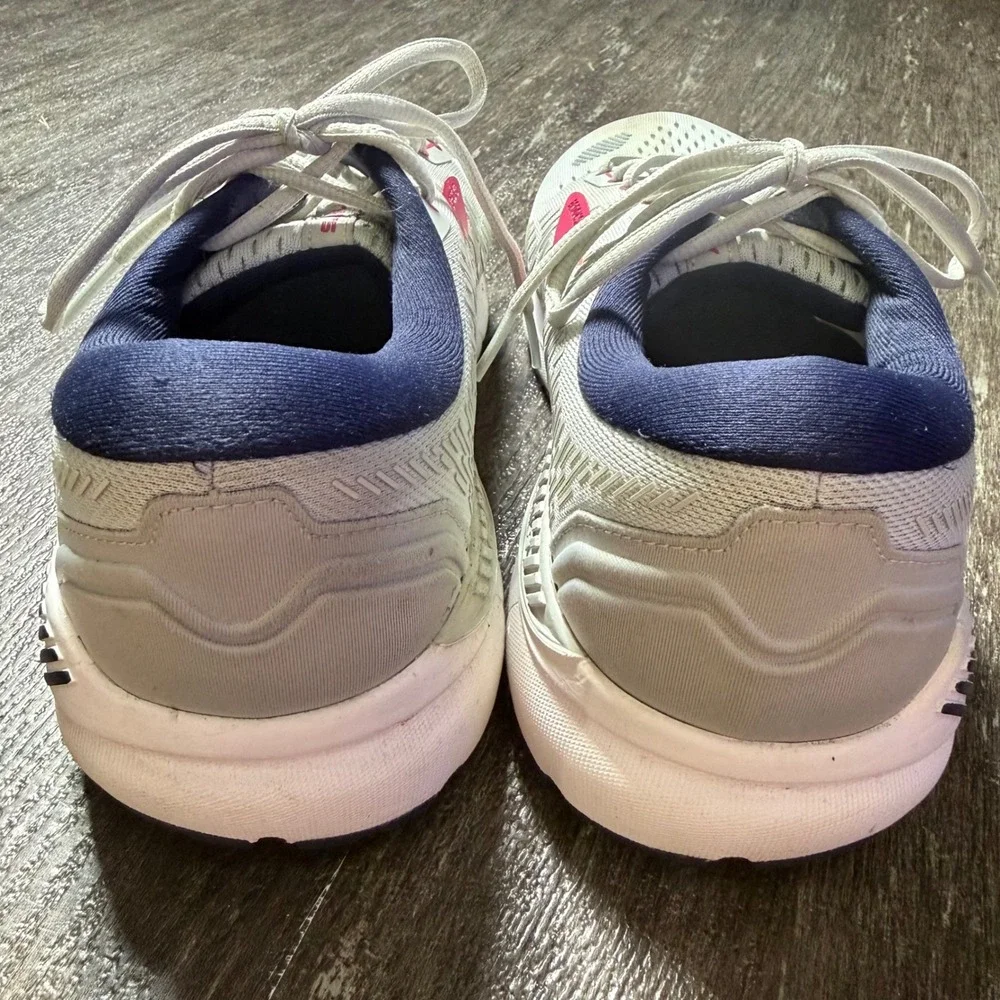 Brooks Addiction GTS 15 Running Shoes Women 11.5 2E White Pink Stability Sneaker